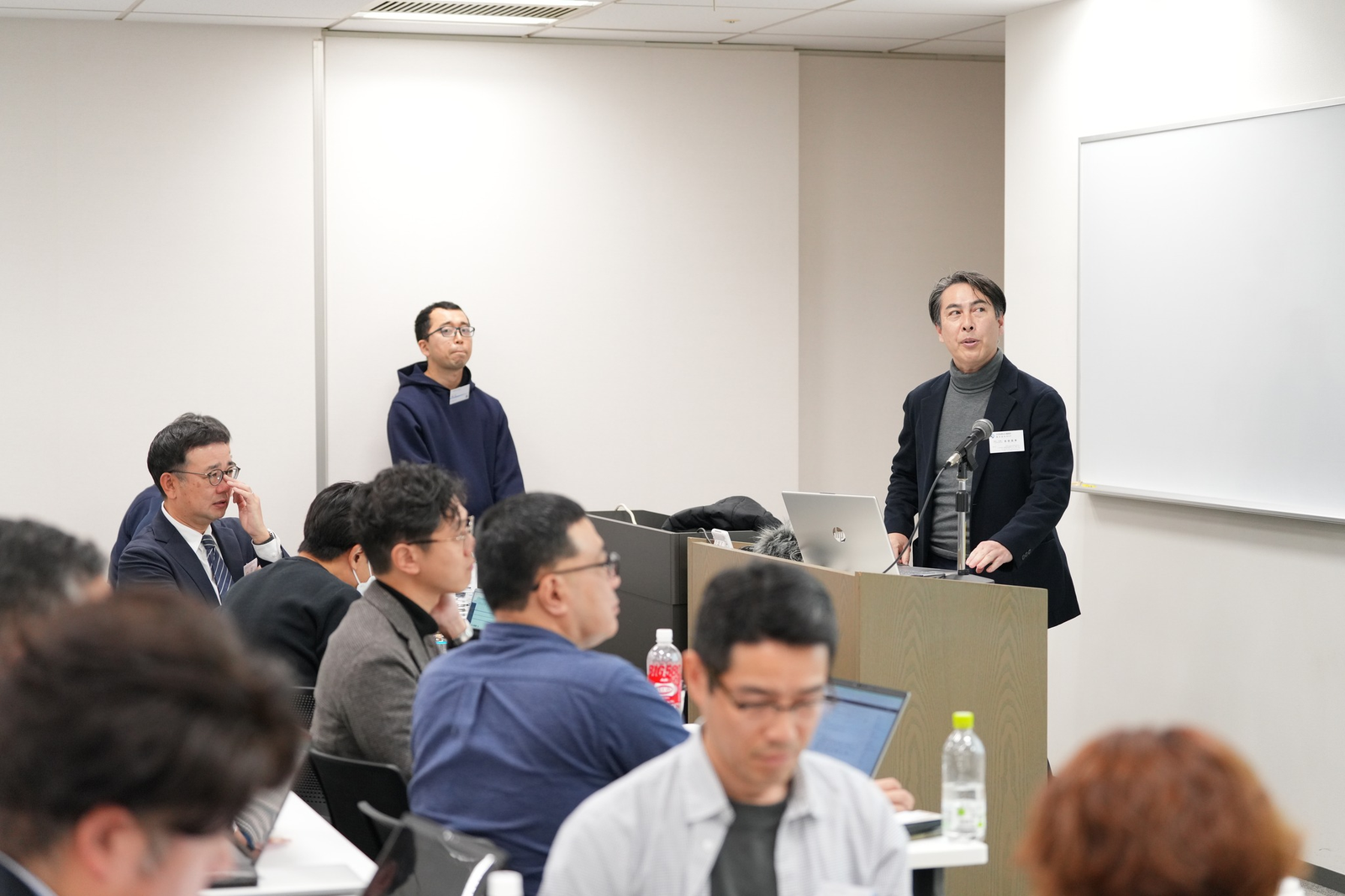 登壇して解説している様子
