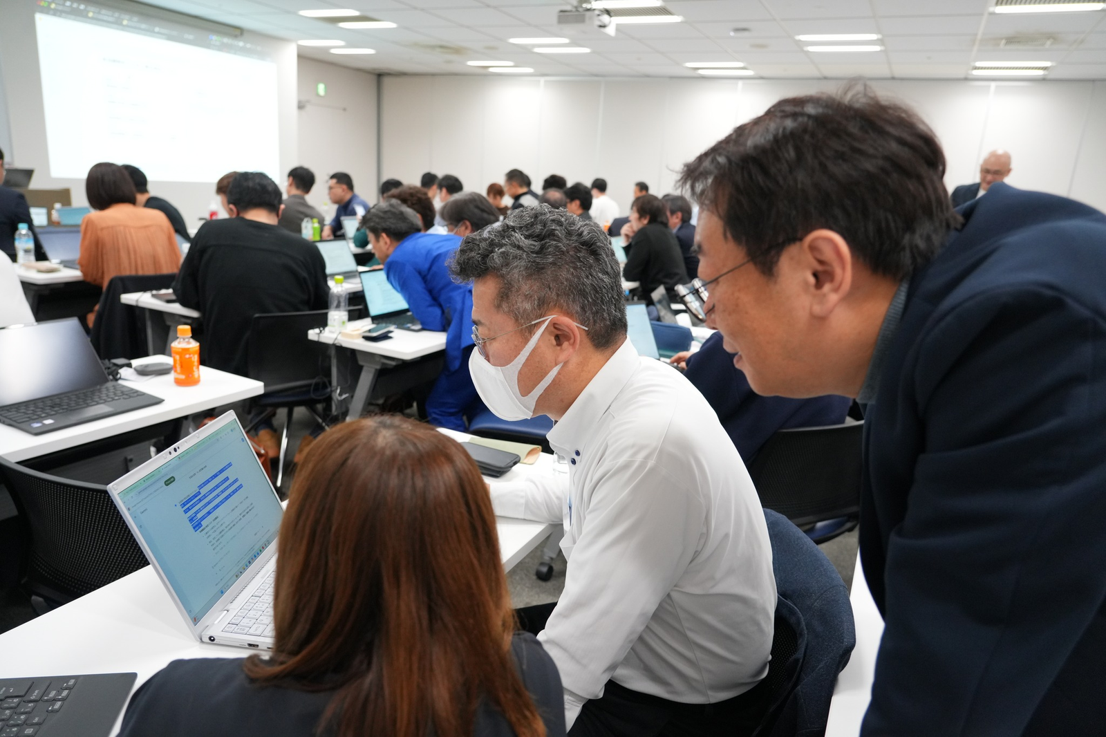 手元のPC操作をサポートしている様子